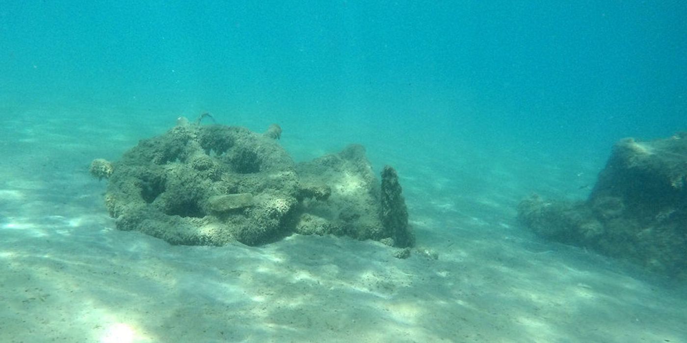 Κατάλοιπα αρχαίων ναυαγίων στον όρμο της Μεθώνης