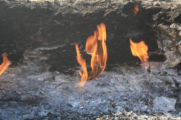 Φωτογραφία μικροσκοπίου όπου παρατηρούνται θύλακοι-διάκενα σε πετρώματα, στα οποία βρίσκεται πιθανώς αβιοτικό μεθάνιο